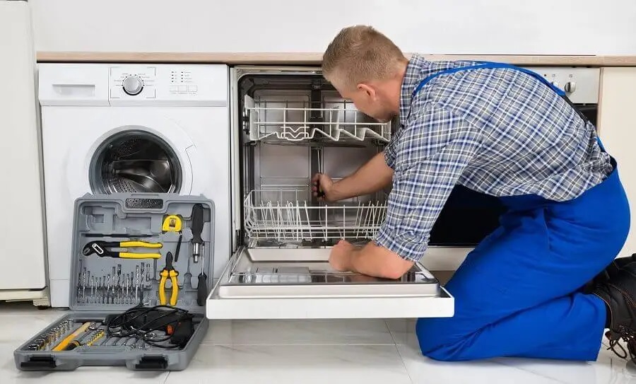 Adapazarı LG servisi teknisyen ekibi beyaz eşya tamiri yaparken